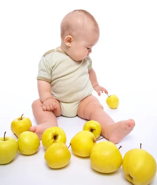 Menino brincar com maçãs — Fotografia de Stock