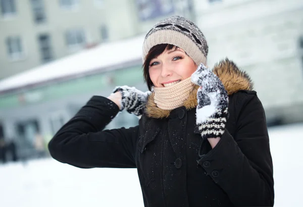 Jeune fille lance boule de neige — Photo