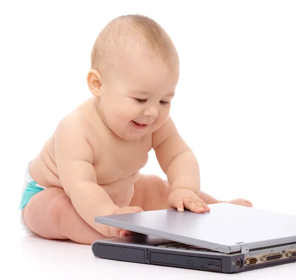Kleines Baby mit Laptop — Stockfoto