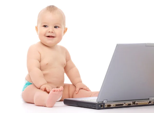Pequeño bebé con portátil —  Fotos de Stock