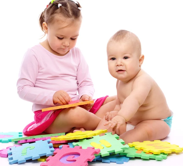 Menino e menina estão brincando com o alfabeto — Fotografia de Stock