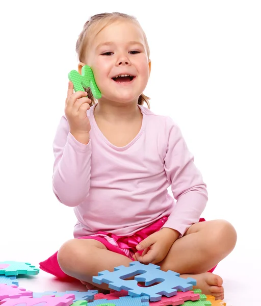 Schattig Klein Meisje Speelt Met Alfabet Zittend Vloer Geïsoleerd Wit — Stockfoto