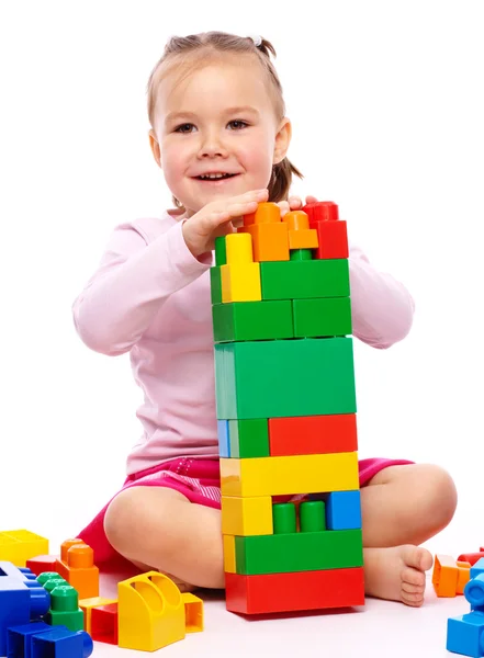 Aranyos Kislány Játszó Kiépítése Téglák Ülve Emeleti Felett Fehér Elszigetelt — Stock Fotó