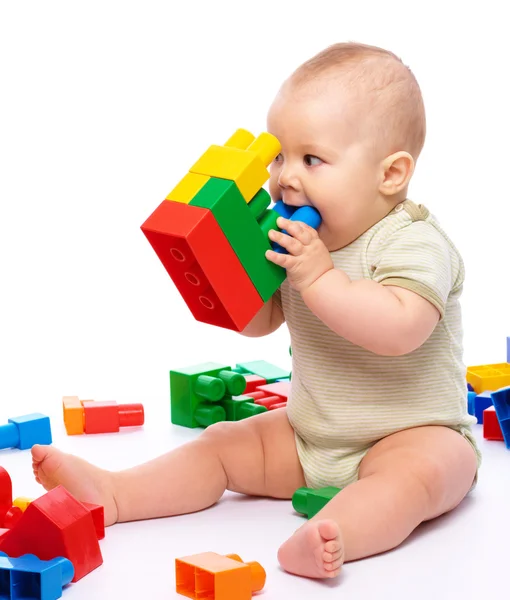 Netter Kleiner Junge Spielt Mit Bauklötzen Beißt Einen Von Ihnen — Stockfoto