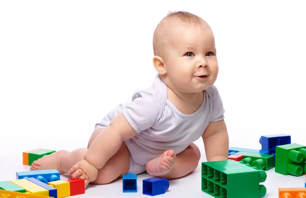 Milý Chlapeček Hraje Cihly Zatímco Sedí Podlaze Izolované Bílém — Stock fotografie