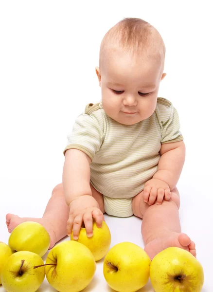Niedliche Kleine Junge Spielt Mit Ein Paar Gelben Äpfeln Während — Stockfoto