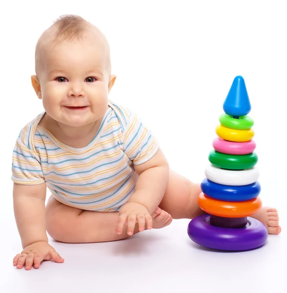 Malý chlapec hrát s hračkami — Stock fotografie