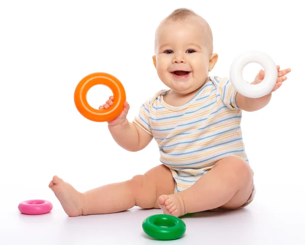 Mały chłopiec grać z zabawkami — Zdjęcie stockowe