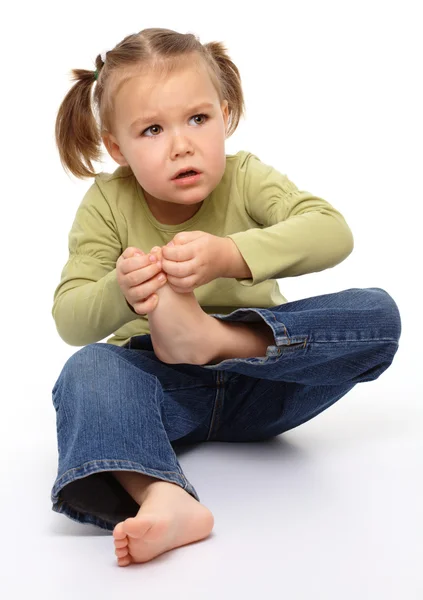 Κοριτσάκι Βλάψει Την Μύτες Των Ποδιών Αίσθημα Πόνου Απομονωμένη Πάνω — Φωτογραφία Αρχείου