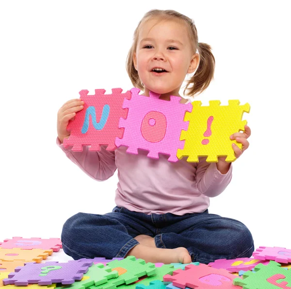 Милая Маленькая Девочка Играет Алфавитом Сложить Вместе Слова Сидя Полу — стоковое фото