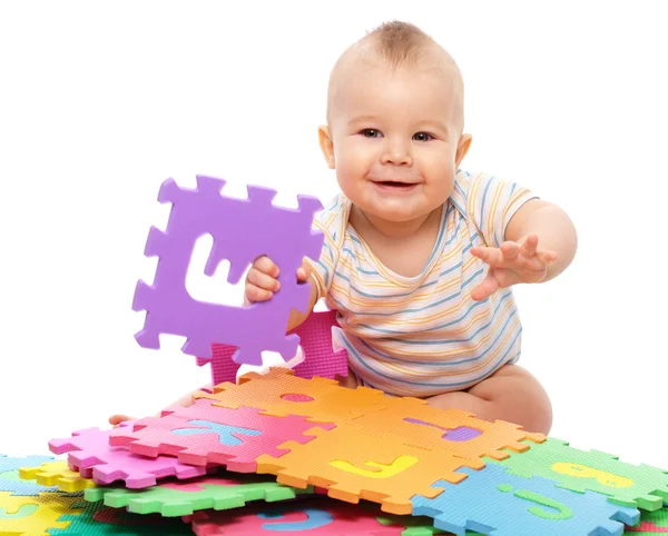 Счастливый Маленький Мальчик Играет Алфавитом Сидя Полу Изолированные Над Белым — стоковое фото