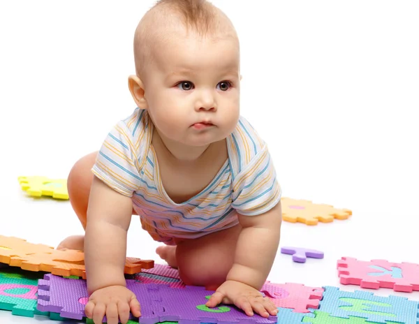 Kleiner Junge spielt mit Alphabet — Stockfoto