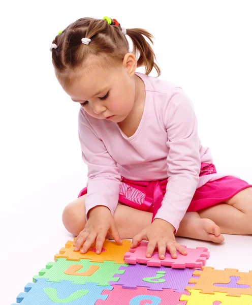 Cute Dziewczynka Bawi Się Alfabetu Siedząc Podłodze Białym Tle Nad — Zdjęcie stockowe