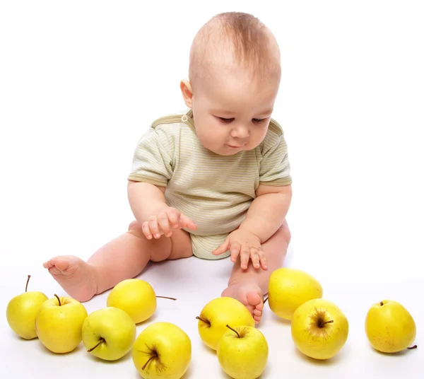Мальчик играет с яблоками — стоковое фото