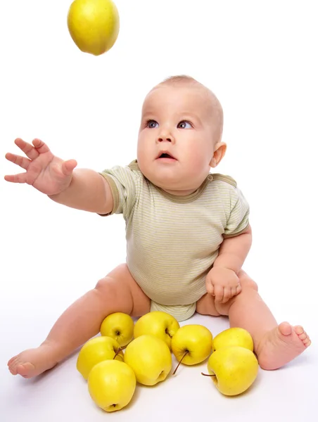 Ładny Mały Chłopiec Bawi Się Kilku Jabłka Żółty Siedząc Podłodze — Zdjęcie stockowe