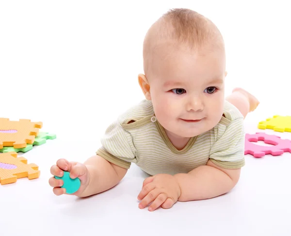 Niedliche Kleine Junge Spielt Mit Alphabet Während Auf Dem Boden — Stockfoto