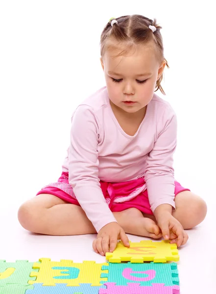 Маленькая девочка с алфавитом — стоковое фото