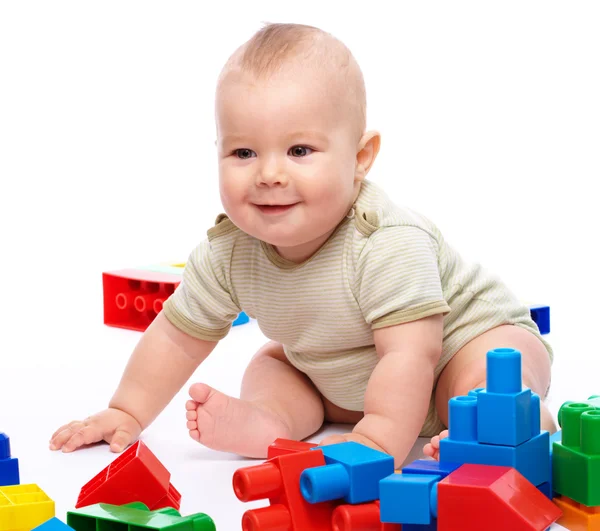 Niedliche Kleine Junge Spielt Mit Bausteinen Während Sie Auf Dem — Stockfoto