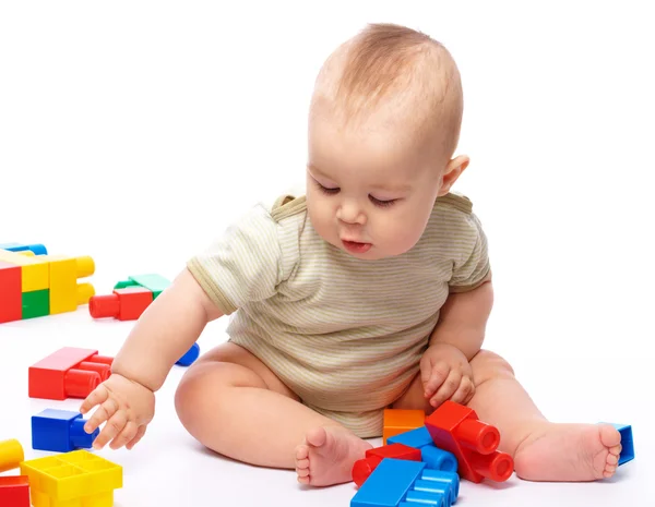 Schattige Kleine Jongen Speelt Met Bakstenen Gebouw Zittend Vloer Geïsoleerd — Stockfoto