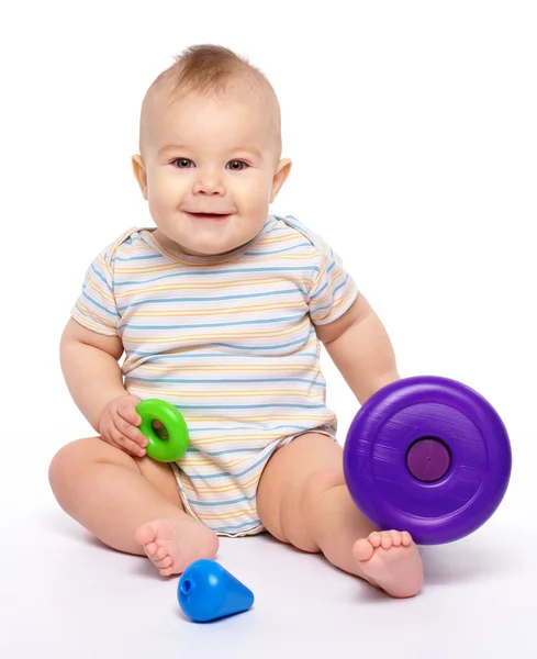 Niedliche Kleine Junge Spielt Mit Spielzeug Während Sie Auf Dem — Stockfoto