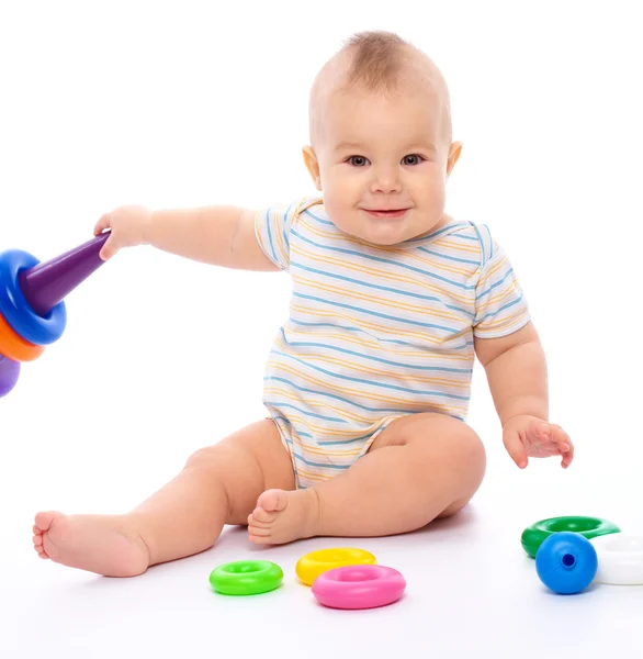 Niedliche Kleine Junge Spielt Mit Spielzeug Während Sie Auf Dem — Stockfoto