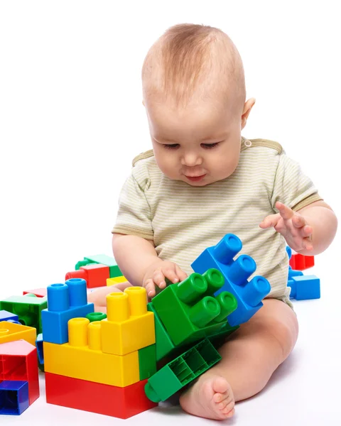 Niño pequeño con ladrillos de construcción — Foto de Stock