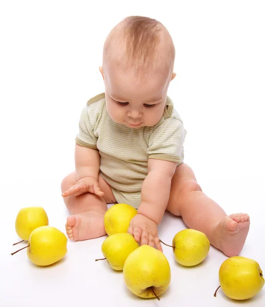 Liten pojke spela med äpplen — Stockfoto
