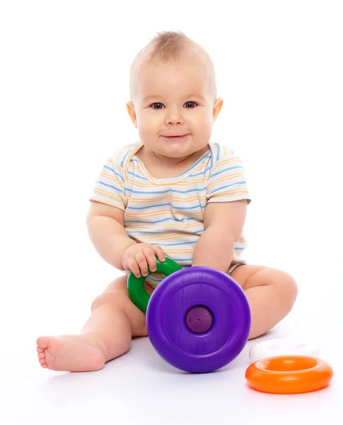 Carino Bambino Sta Giocando Con Giocattoli Mentre Seduto Sul Pavimento — Foto Stock