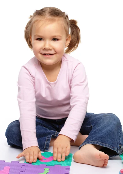 Kleines Mädchen mit Alphabet — Stockfoto