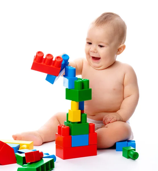 Menino Bonito Está Brincando Com Tijolos Construção Enquanto Sentado Chão — Fotografia de Stock