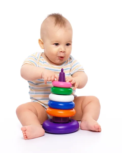 Malý chlapec hrát s hračkami — Stock fotografie