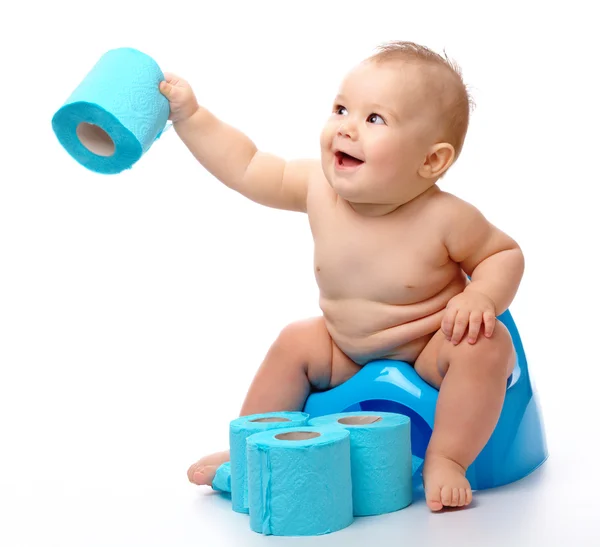 Barn Potta Spela Med Toalettpapper Isolerade Över Vita — Stockfoto