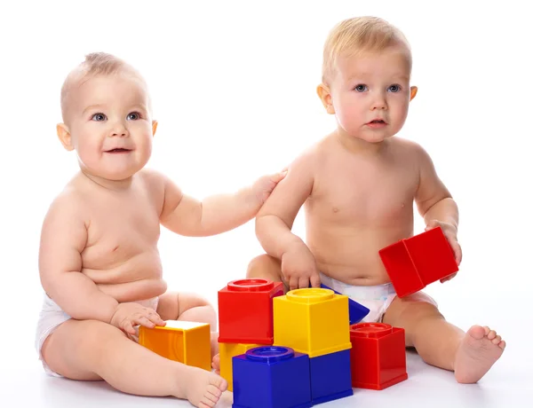 Due bambini giocano con mattoni da costruzione — Foto Stock