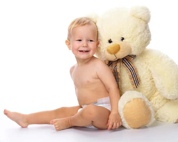 Niño feliz con gran juguete oso suave — Foto de Stock