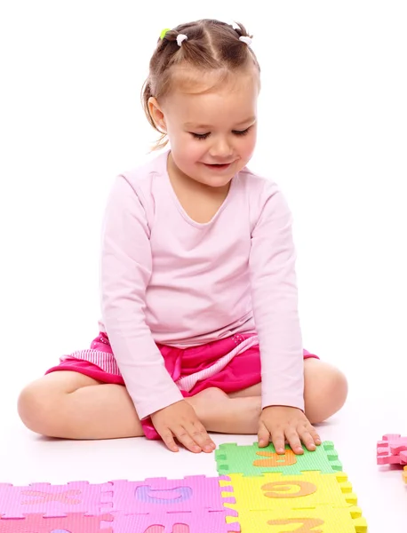 Menina Bonito Está Brincando Com Alfabeto Enquanto Sentado Chão Isolado — Fotografia de Stock