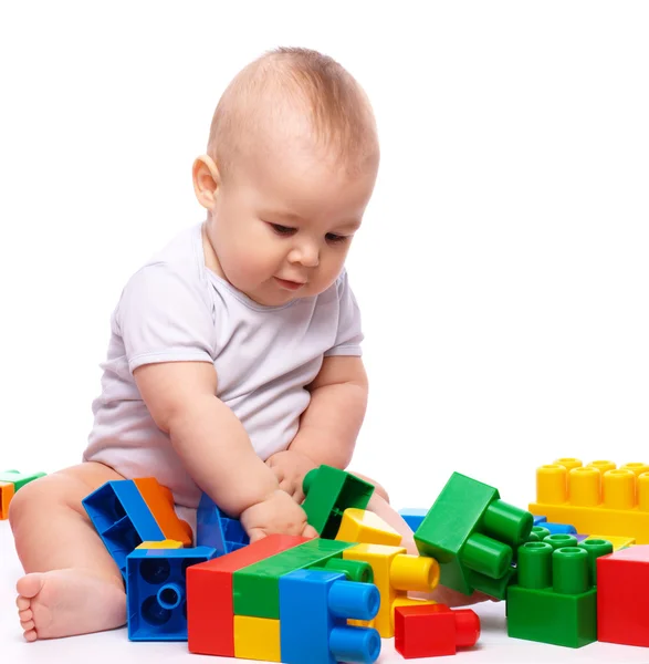 Schattige Kleine Jongen Speelt Met Bakstenen Gebouw Zittend Vloer Geïsoleerd — Stockfoto