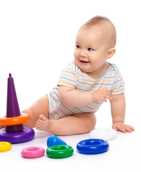 Mały chłopiec grać z zabawkami — Zdjęcie stockowe