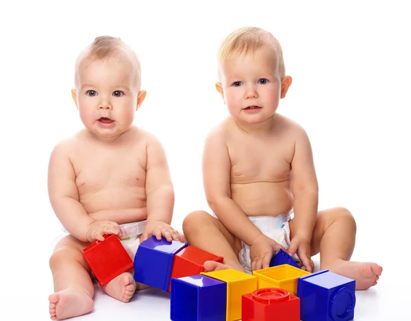 Két gyermek játszani tégla épület — Stock Fotó