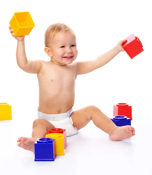 Счастливый мальчик со строительными кирпичами — стоковое фото