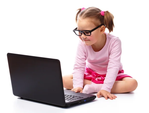 Klein meisje met laptop — Stockfoto