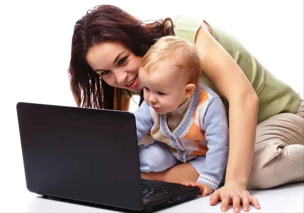 Madre y su hijo están jugando con el ordenador portátil —  Fotos de Stock