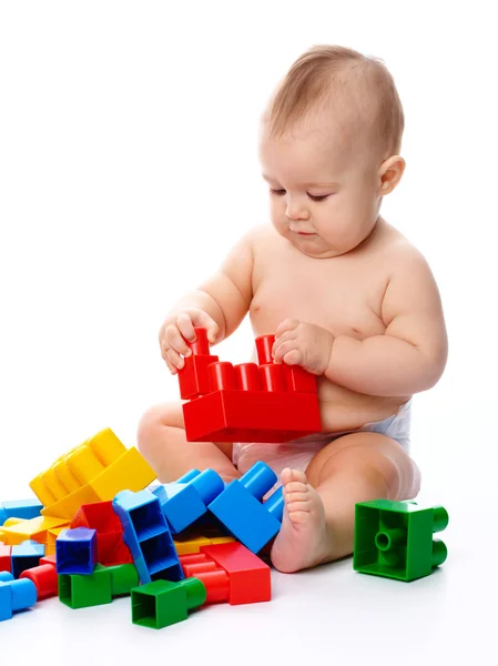 Niño pequeño con ladrillos de construcción — Foto de Stock