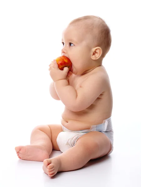 Litet barn med äpple — Stockfoto