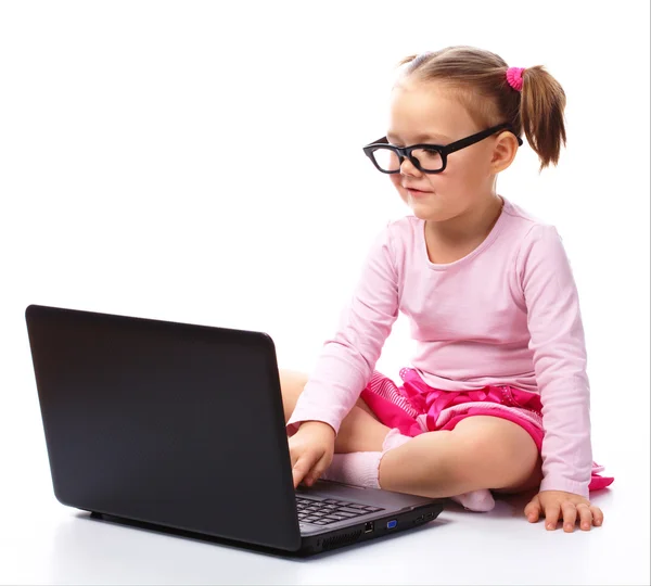 Malá holka s laptopem — Stock fotografie