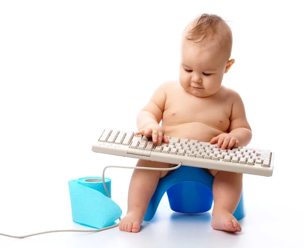 Klein kind is typen op toetsenbord — Stockfoto