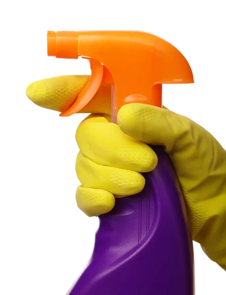 Рука держит распылитель с химическим очистителем — стоковое фото
