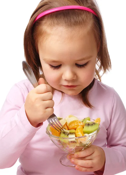 Küçük kız meyve salatası yiyor — Stok fotoğraf