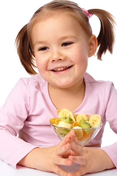 Menina com salada de frutas — Fotografia de Stock