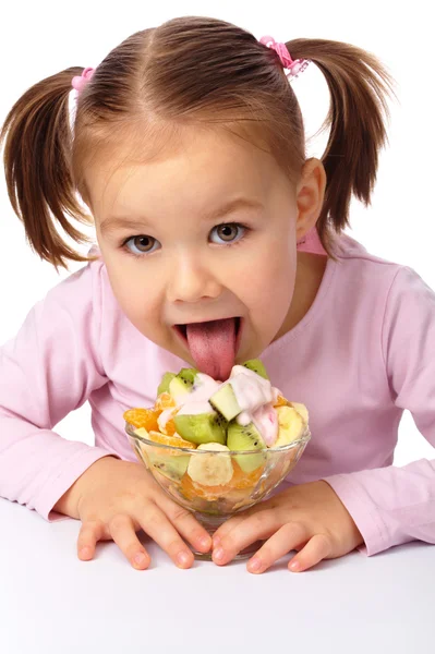 Niedliches Kleines Mädchen Leckt Obstsalat Isoliert Über Weiß — Stockfoto