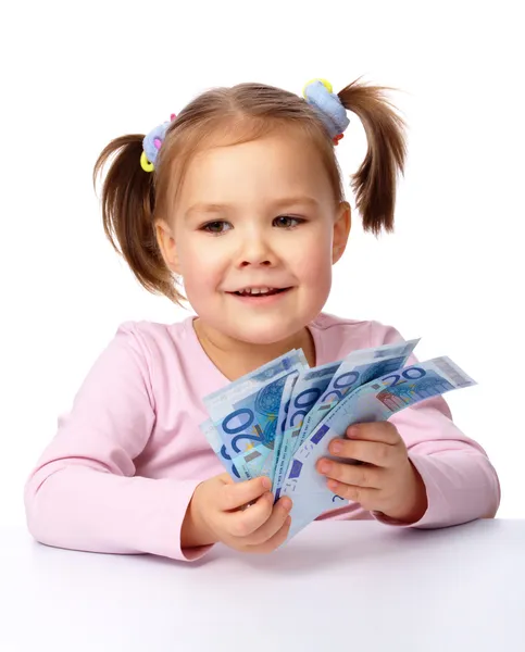 Kleines Mädchen mit wenigen Euro-Banknoten aus Papier — Stockfoto